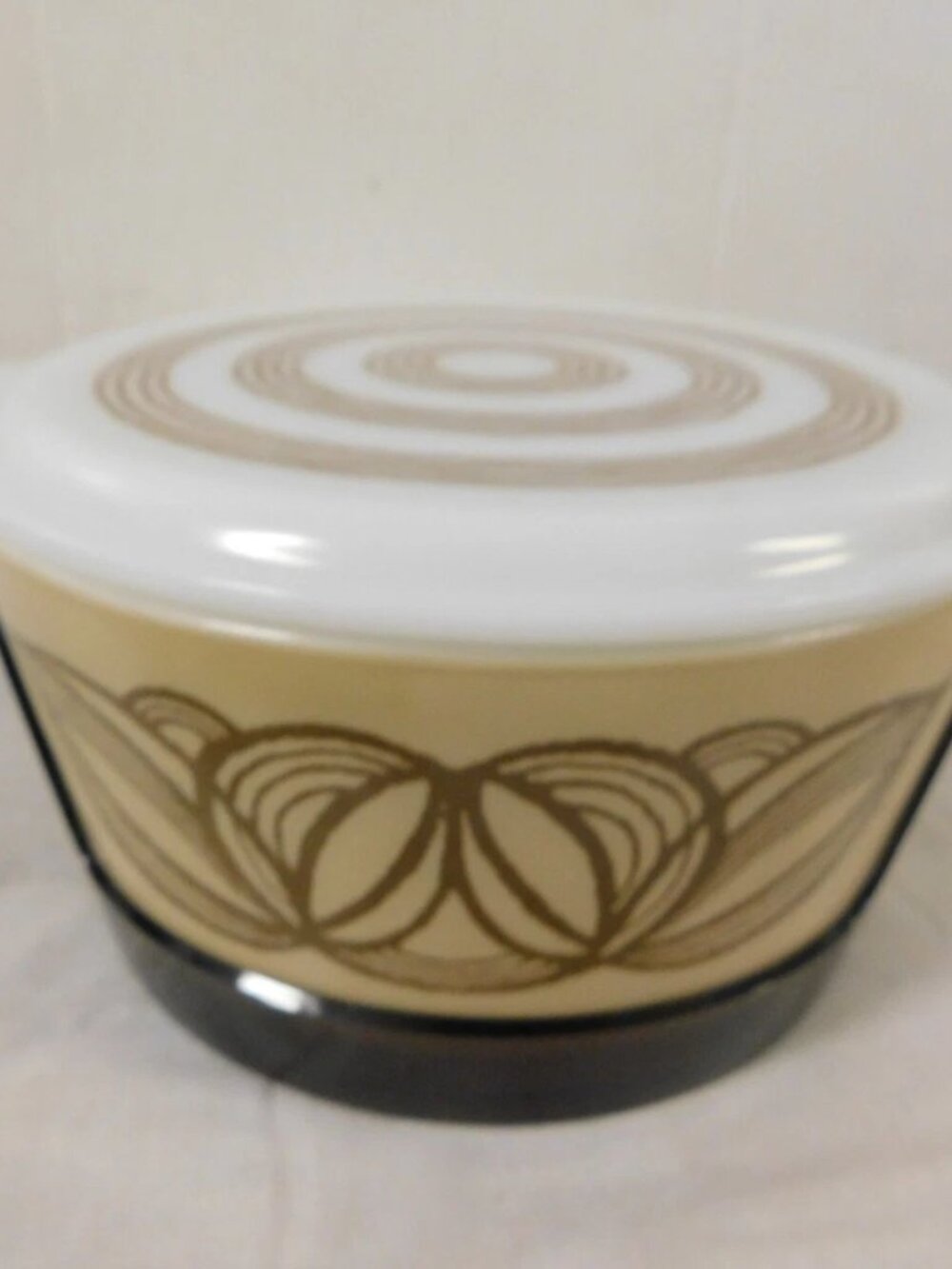 Pyrex 21/2 QT Brown Onion Cinderella Round Casserole w/ Hugger Cradle